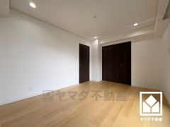 おしゃれなインテリアが映えるデザイン性の高い洋室で、リラックスしたひとときを過ごせます。