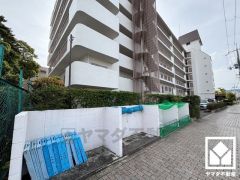 東側に公園を挟んで中津浜線が通っており、車で2分ほど北上すると国道171号線が交差しています。阪神高速道路・名神高速道路と繋がる西宮インターチェンジも車で10分圏内で、車での移動にも便利な立地です。