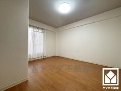 約7帖の洋室です。大きな窓からは明るい光が降り注ぎます。柔らかな光が差し込むお部屋で、快適で落ち着いた生活をお送りいただけます。