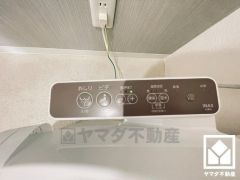 温水洗浄便座付きで、季節を問わずいつでも温かい便座をお使いいただけます。