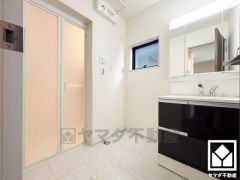 収納付きでスッキリお使い頂ける3面鏡の洗面台です。洗面ボウルが広めなので、忙しい朝でも身支度がしやすく時短になります。