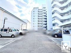 敷地内に駐車場を完備（月額14600円）。重い荷物や雨の日の移動もスムーズで、快適なカーライフを実現。空き状況は弊社スタッフまでお気軽にお問い合わせください。