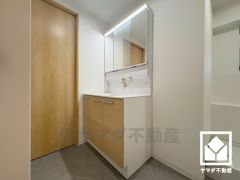 小さなお子様のお風呂上りもこのスペースがあればゆったりとして頂けます。室内洗濯機置場がございますので、天候に左右されず洗濯していただけます。