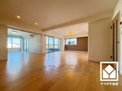 広々20帖のLDKが魅力。家族全員がリラックスできる、ゆったりとした快適リビングで温かい団らんの時間を。