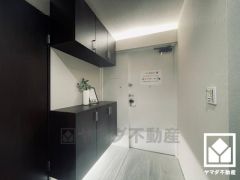 コーブ照明が美しく空間を彩る玄関スペース。シューズボックス下部にも間接照明が設置されており、足元照明としての機能性とデザイン性を両立しています。