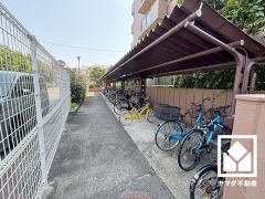 屋内駐輪場なので、雨や風、直射日光から自転車を守ることができます。