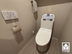 明るく清潔感溢れるトイレです。温水洗浄便座付きで、季節を問わずいつでも温かい便座をお使いいただけます。