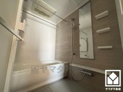 浴室暖房乾燥機付き。真冬の寒い浴室を暖かく、また雨の日の洗濯物の乾燥にと多用途に活躍する機能です。発汗作用や美肌効果のあるミストサウナ機能も付いており、短時間で体の芯まで温めることができます。