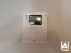 突然の来訪時でも安心なモニター付きインターホンを完備。お留守番中のお子様でも簡単に来訪者の確認ができます。