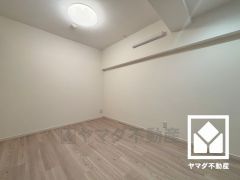 約5.5帖の洋室2です。全居室フローリングでお掃除ラクラクです。