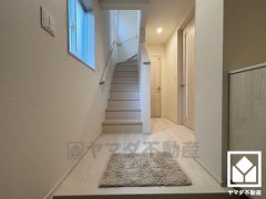 玄関にはシューズボックスを完備。家族の靴もしっかり収納できるので、玄関がいつも片付き、気持ちよくお客様を迎えられます。お出かけの前のチェックにも便利な鏡付きです。