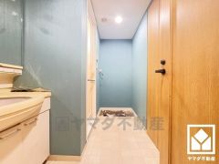 小さなお子様のお風呂上りもこのスペースがあればゆったりとして頂けます。室内洗濯機置場がございますので、天候に左右されず洗濯していただけます。