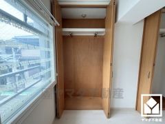 クローゼットは奥行きがあるので、収納力も申し分ありません。