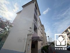 JR東海道本線「甲子園口」駅まで徒歩約15分、阪神電鉄本線「甲子園」駅まで徒歩約16分、阪急電鉄今津線「阪神国道」駅まで徒歩約21分の立地。