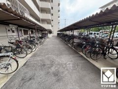 屋根付き駐輪場なので、雨や風、直射日光から自転車を守ることができます。
