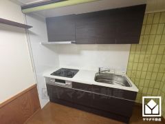 キッチンは空間を有効活用できる壁付けタイプ。使いやすさとデザイン性を両立。落ち着いたモノトーンテイストが魅力のシステムキッチンです。