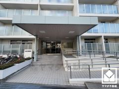 広々とした明るいエントランス。綺麗に整備されており、帰宅時や来客時にも気持ちの良い空間です。