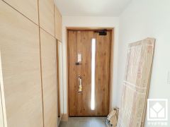 ドアの窓から光が差し込み、外出時にも帰宅時にも、明るい気持ちになれる玄関です。シューズボックスはお出かけの前のチェックにも便利な鏡付きです。