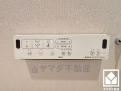 温水洗浄便座付きで、季節を問わずいつでも温かい便座をお使いいただけます。