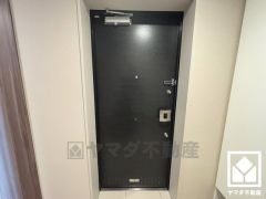 白を基調とした明るい玄関で、毎日を爽やかにスタート。清潔感あふれる空間が、訪れる人々を温かく迎えます。