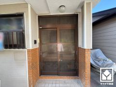 シンプルで洗練された玄関デザイン。帰るたびにホッとできる、心地よい住まいの入り口。