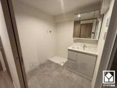 収納付きでスッキリお使い頂ける3面鏡の洗面台です。洗面ボウルが広めなので、忙しい朝でも身支度がしやすく時短になります。