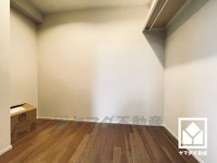 収納力豊富なウォークインクローゼット付き。お洋服はもちろん、スーツケースなどの大物もしっかり収納できます。