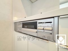 調理に手間がかかりがちな肉や魚を、短時間でサッと焼き上げることができるグリル付き。