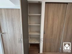 リビングにも収納があり、住空間を広々お使いいただけます。