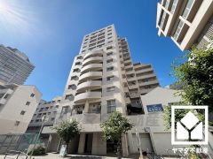 陽光に映える美しい外観。街並みに馴染みながらも、ひときわ目を引く存在感。