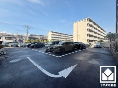 敷地内に駐車場を完備。重い荷物や雨の日の移動もスムーズで、快適なカーライフを実現。