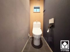 上品で遊び心のある壁紙が魅力的なトイレ。機能性とセンスが融合した、居心地の良いプライベートスペースです。