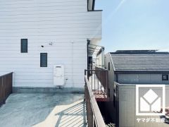 広々としたバルコニーで、憩いの時間を心地よい光と風とともに。