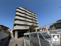 トイレは温水洗浄便座付きで、季節を問わずいつでも温かい便座をお使いいただけます。