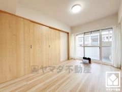 バルコニーにつながるお部屋で、通風・陽当たり良好。リビングに隣接する引き戸のお部屋で、一体利用も可能です。