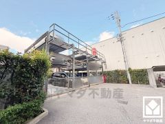 阪神電鉄本線「杭瀬」駅まで徒歩約2分、阪神電鉄なんば線「大物」駅まで徒歩約14分、JR東西線「尼崎」駅まで徒歩約24分の立地。