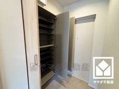 玄関にはたっぷりの収納スペースを完備。家族の靴もしっかり収納できるので、玄関がいつも片付き、気持ちよくお客様を迎えられます。