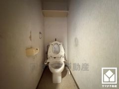 明るく清潔感溢れるトイレです。温水洗浄便座付きで、季節を問わずいつでも温かい便座をお使いいただけます。（リフォーム前の写真となります。2025年10月24日ウォシュレット入替済）