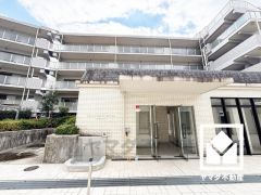 白を基調とした清潔感のある外観。帰るたびに安心感を感じられる佇まい。