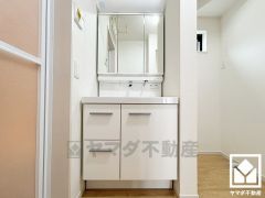 収納付きでスッキリお使い頂ける3面鏡の洗面台です。洗面ボウルが広めなので、忙しい朝でも身支度がしやすく時短になります。