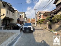 前面道路幅員約5.7mとゆったりとした広さがあるのでファミリーカー等の車の出入れも楽にできます。