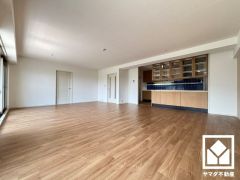 広々25.7帖のLDKが魅力。家族全員がリラックスできる、ゆったりとした快適リビングで温かい団らんの時間を。