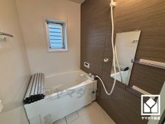 1日の疲れを癒す浴室でゆったりリフレッシュ。小窓が付いているので明るく、こもりがちな湿気もすぐ取り除くことができます。