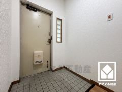 白を基調とした明るい玄関で、毎日を爽やかにスタート。玄関ドア横の窓から光が差し込み、外出時にも帰宅時にも、明るい気持ちになれます。