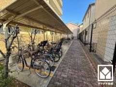 屋根付き駐輪場なので、雨や風、直射日光から自転車を守ることができます。（月額200円）