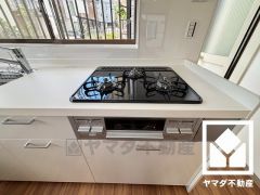 毎日の料理がもっとスムーズに。便利な3口コンロ付きキッチン。