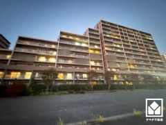 キッチンはカウンター付きの対面式。配膳や片付けがしやすく、お料理中でもお子様の様子が分かって安心です。