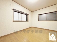 約6帖の2階洋室です。2面採光の窓から柔らかな光が差し込むお部屋で、快適で落ち着いた生活をお送りいただけます。