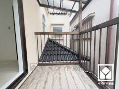 南側・西側の2面バルコニーで陽当たり、風通し良好。南側バルコニーは屋根付きなので急な雨の日も安心ですね。