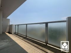 南向きバルコニーで陽当たり、風通し良好。広々としており、洗濯物をたっぷりと干す事ができます。